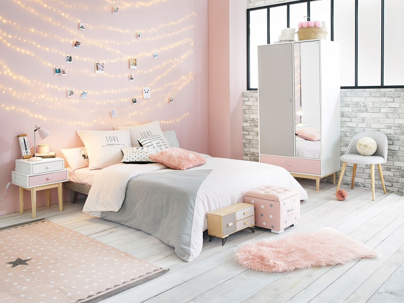 Phòng ngủ hồng kết hợp với đèn trang trí