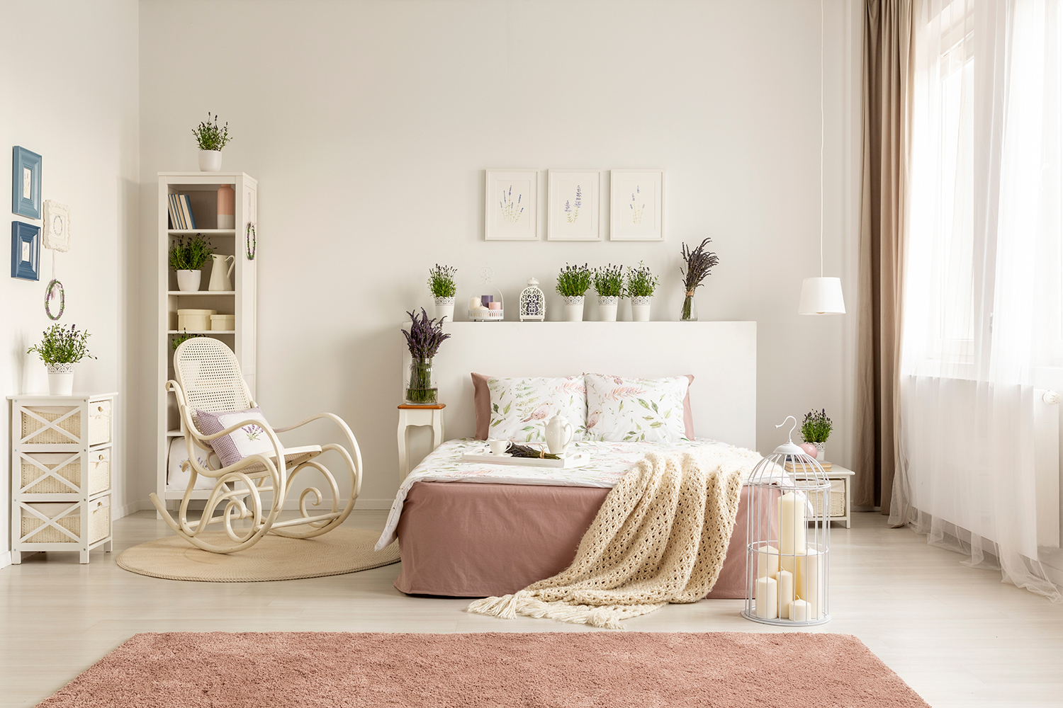 Phòng ngủ hồng kết hợp hài hòa với màu xanh của cây cỏ
