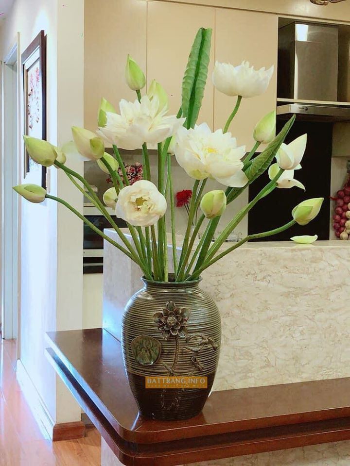 Nếu bạn đang tìm kiếm những lọ hoa gốm sứ Bát Tràng độc đáo và sang trọng, hãy đến với chúng tôi. Hình ảnh liên quan đến từ khóa này sẽ mang đến cho bạn những ý tưởng thú vị để trang trí không gian sống và làm quà tặng độc đáo cho người thân yêu.