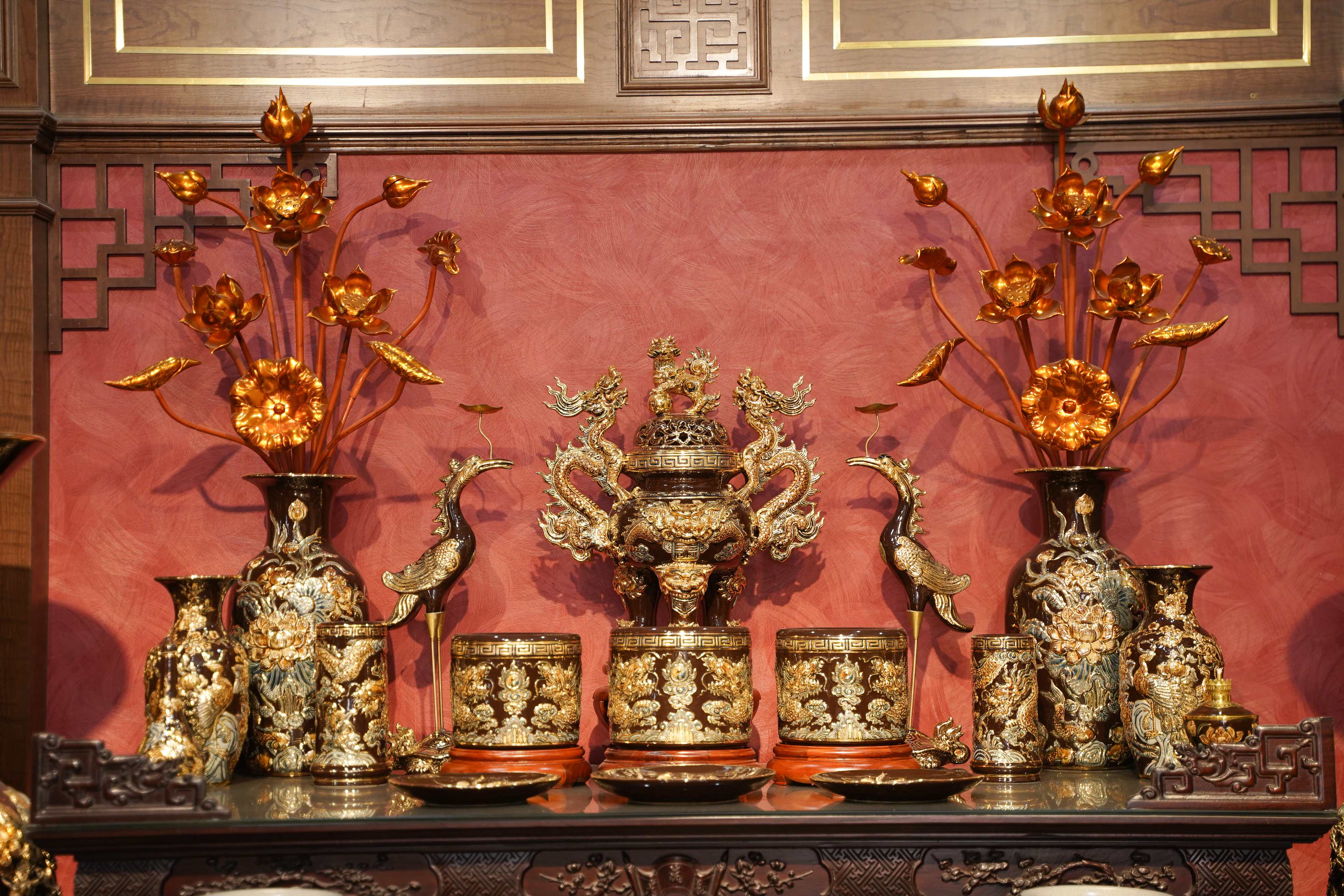 Bộ đồ thờ men nâu đắp nổi kênh bong dát vàng cao cấp Bát Tràng - dành cho ban thờ 1m97